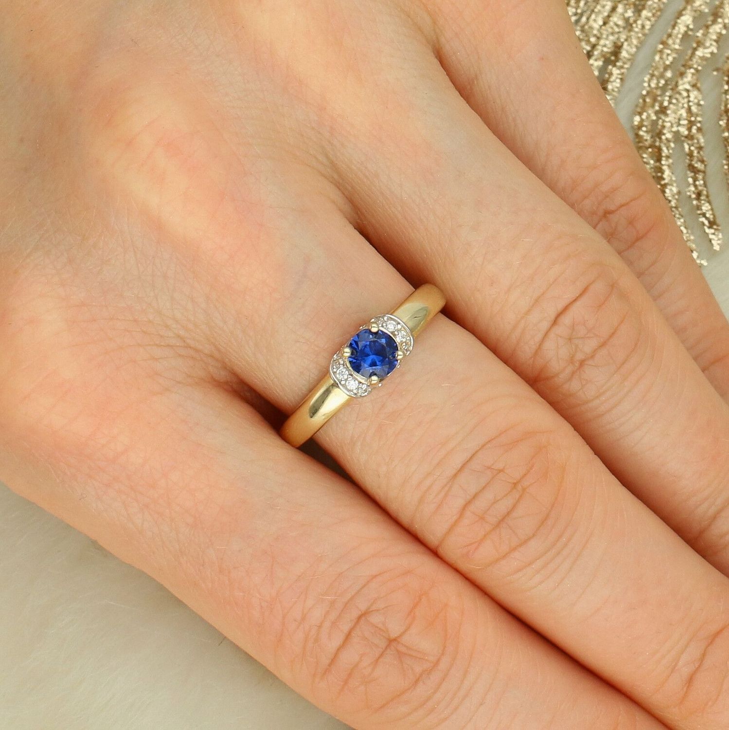 Złoty pierścionek damski z cyrkoniami i syntetycznym szafirem z kolekcji Rainbow. Elegancki pierścionek zaręczynowy lub prezent na Walentynki.1.jpg